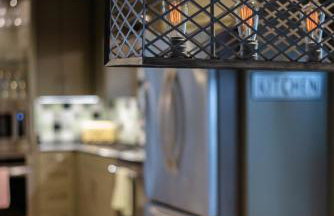 Serene POOL & Firepit in Stunning Home By Airport - Foto 26