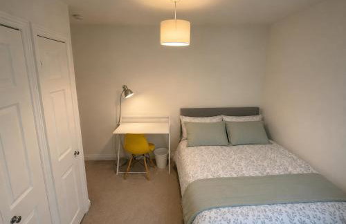 2 Bedroom-House-Sleeps 5 In Front Horley Station -Near Gatwick Airport - Foto 8