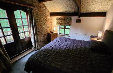 Stunning 2 Bedroom Guest House with Hot Tub - Photo 39