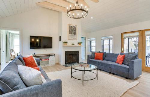 Walk to White Lake Family Home with Deck and BBQ - Foto 1