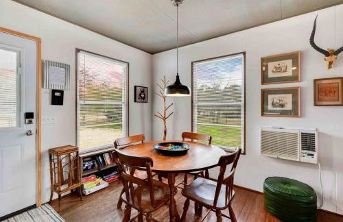 VINTAGE RIVER CAMP CABIN! PRIVATE RIVER ACCESs! - Foto 16