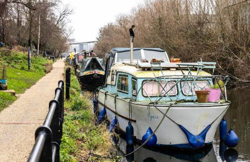 Luxurious 2 bedroom flat with parking and garden, 5 mins walk to train station and bus stop opposite property - Foto 18