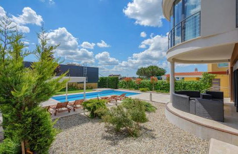 Five-Bedroom Holiday Home In Zminj - Photo 13