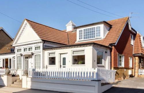 May Cottage - Heart of Vibrant Village & 10 mins Walk to Beach - Photo 8