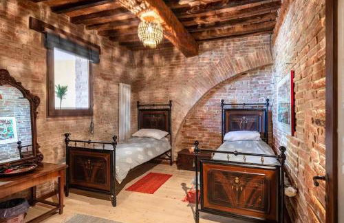 16th Century Townhouse, Large Garden Near Lake, Tuscany and Umbria - Sleeps 18 - Foto 39