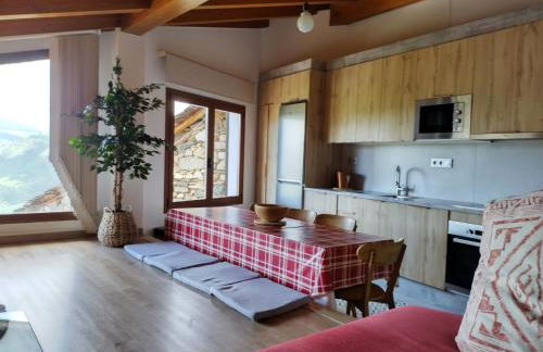 Casa rural con vistas en el corazón del Pirineo - Foto 1
