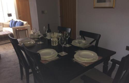 40 Newgate Barnard Castle -Central Location - Court Yard - Dog Friendly - Sleeps 7 - Wood Burner - Complimentary Logs & Wine - Smart TV - Foto 5