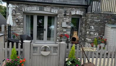 Cosy riverside property - Photo 2