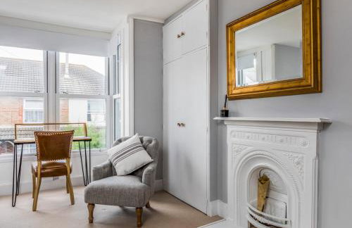 Delightful 2 Bed House a Stones Throw From Beach - Pass the Keys - Photo 10