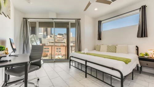 Skyline 2BR I Free Parking I King Bed I Workspace - Foto 2