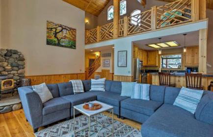 Black Bear by Avantstay Spacious Viking Lodge in Tahoe Donner w/ Game Room & Hot Tub! - Photo 2