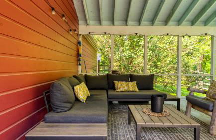 Historic Barn Retreat w Pool Pond Views Longview Pond Lodge by AvantStay - Foto 47