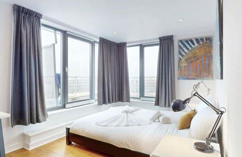 Penthouse Sanctuary with Wraparound Balcony - Pass the Keys - Foto 20