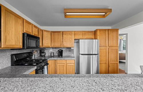 Golden View Townhouse - Walk to Downtown! - Photo 12