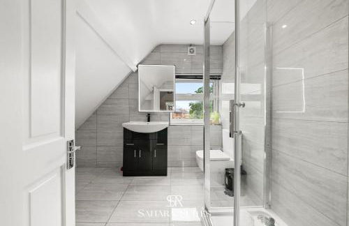 Spacious 6BR - City Hub & Parking - Sleeps 13 - Photo 27