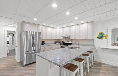 Spacious Dog-Friendly Unit with Game Room & Private Yard, Walk to East PCB Beach - Foto 6