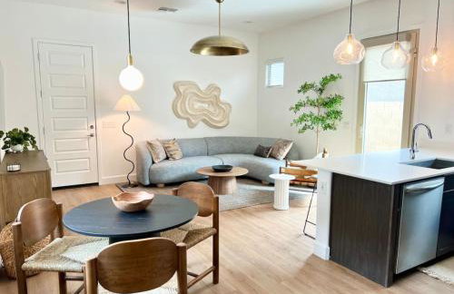 Luxury 1 BR Casita with Private Yard, Garage and WD - Foto 1