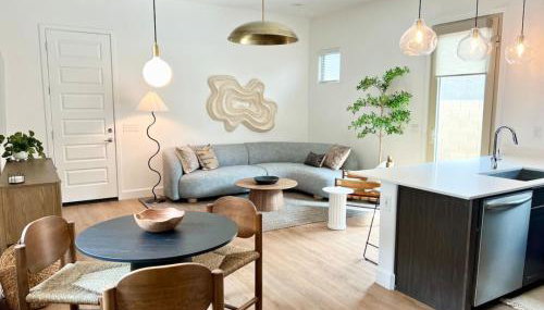 Luxury 1 BR Casita with Private Yard, Garage and WD - Foto 1