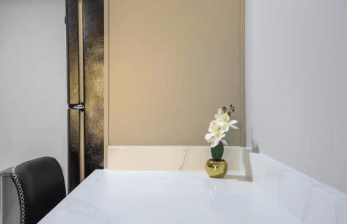 Convenient Mid and Extended Stay Near Airport - Foto 8