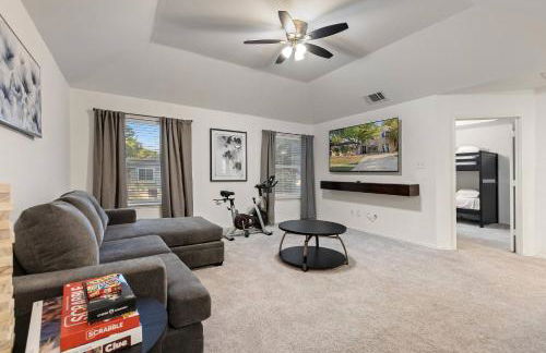 New Luxury Getaway - Two King Beds, Heated Pool, Outdoor Grill & 1Gbps Wifi - Photo 10