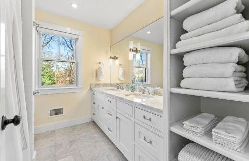 Modern Family Home Walkable to Town - Foto 14