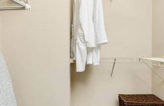 DT Charm Apt with Pool,Gym,Wine,WKSpace, Free Parking - Photo 22