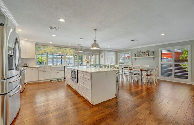 The Crown House 4b Pool Home 6 Mins to IR Beach - Photo 2