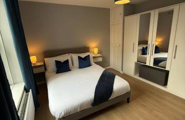 3 Bedroom Apartment with Balcony in London, Free Parking - Photo 3