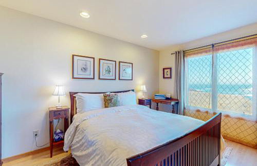 Oceanfront Retreat Close to Activities & the Beach - Photo 12