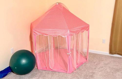 Modern 5 Bedroom Pocono house - Jacuzzi - Gameroom - Near Lake - Golf Couse - Foto 17