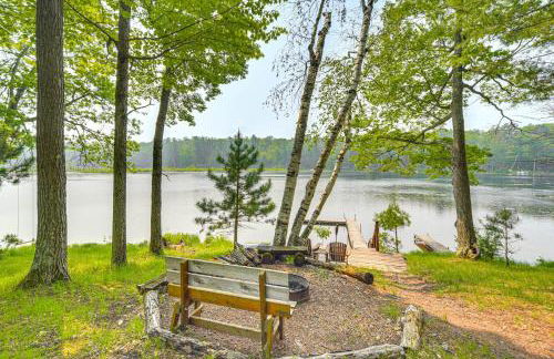 Four-Season Lake Cabin with Canoe and Paddle Boat! - Foto 23