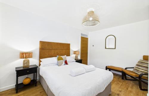 5-Bed Retreat with Hot Tub, Garden & Relaxing Views - Foto 37