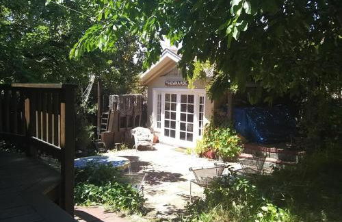 Summer-house OASIS on quiet street in ROCKRIDGE - Photo 22