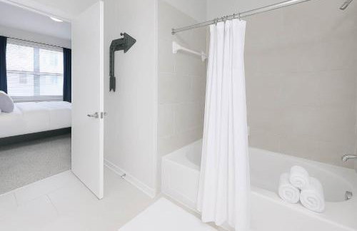 Poolside Comfort 2BR Galleria Stay AND Garage - Foto 23