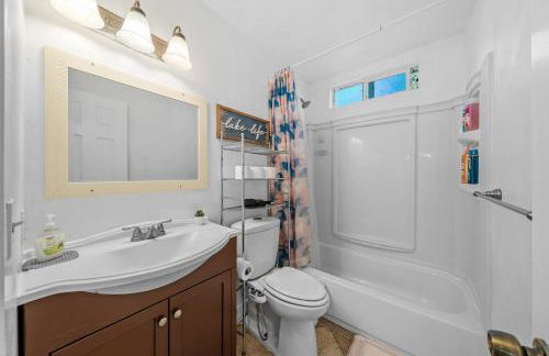 Entire Private Home with 4 Bedrooms 2 Bathrooms, Garage & Gated Yard, Near San Diego Gaslamp, Beach, Available Now - Foto 35