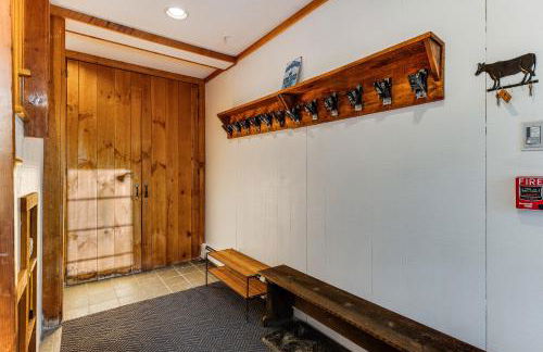 Resort-Style Community! Quechee Chalet with Deck - Foto 34