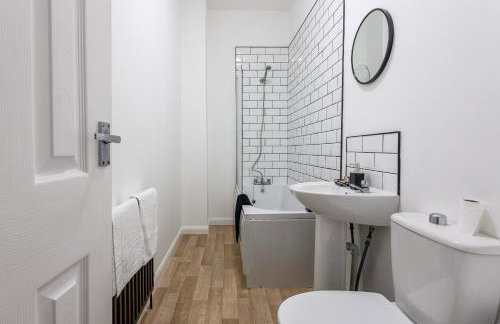 2 BR Home Perfect for Short and Long Term Stay - Foto 8