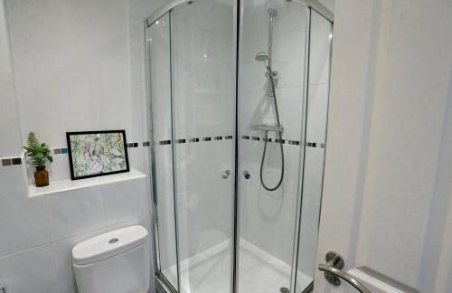 3Bed Manchester Home · Parking · Near AO Arena - Pass the Keys - Photo 31