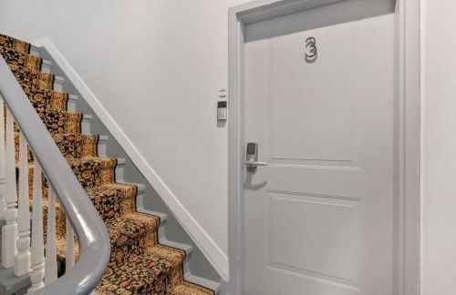 Prime OTR off Vine St, Lux Full Bed, Fast WiFi, Fully Equipped, 50in TV, Sleeps 4ppl - Foto 36