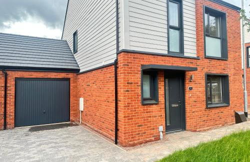 4 Bed House - Sleeps 7 - Pets - Parking - Wifi - Foto 7