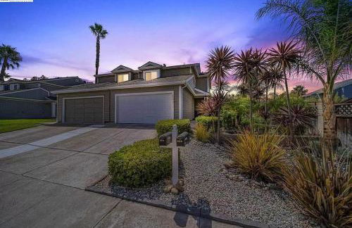 Waterfront Sleeps 6 near Marina with Hot Tub - Foto 36