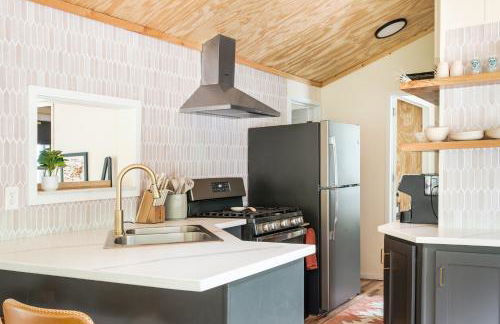 Mountain View Bungalow Near Breweries, Trails, Pool and Waterfalls - Foto 4