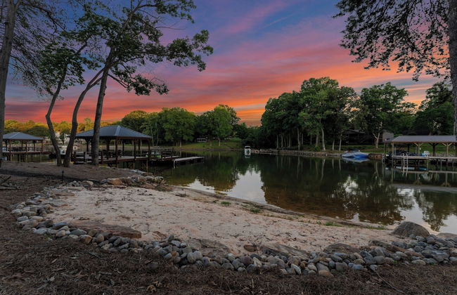 Black Bear Lodge by Avantstay Lakefront, Dock, Pool, Theater Sleeps 20+ - Foto 76