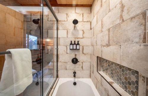 Riverfront getaway with sauna near mountains and hiking - Foto 40