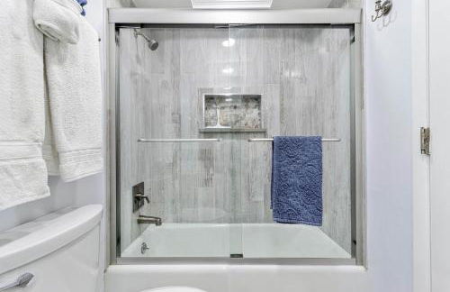 Escape to Beach Oasis! New Management! Updated Beachside Condo with Heated Pool! - Foto 18