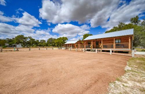 Cozy Cabin Firepit and Grill & 10 Mins to Main St - Foto 44