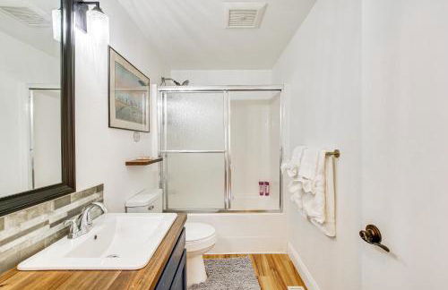 Charming Arlington Home with Hot Tub and Fenced Yard! - Foto 18