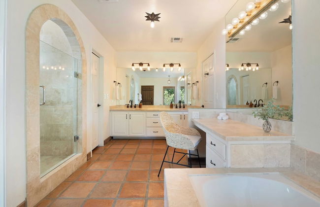 Sleeps 20! Architectural Mansion w/ Pool, Indoor Tennis Court, Game Room Starlight Estate by Avantstay - Foto 22