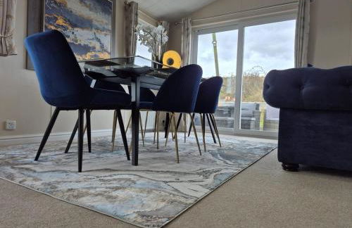 The Blue Lagoon 2 bedroom lodge with hot tub - Foto 28