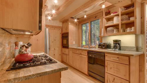 West Pine Cabin on the West Shore by Tahoe Getaways - 2 BR w 2 Bonus Rooms, Hot Tub, Pool Table & Pet Friendly - Foto 4